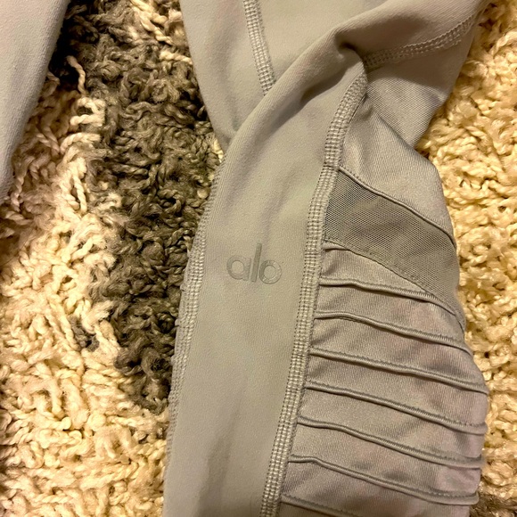 ⭐️ALO high-waist MOTTO legging in dove gray and glossy - Picture 7 of 13